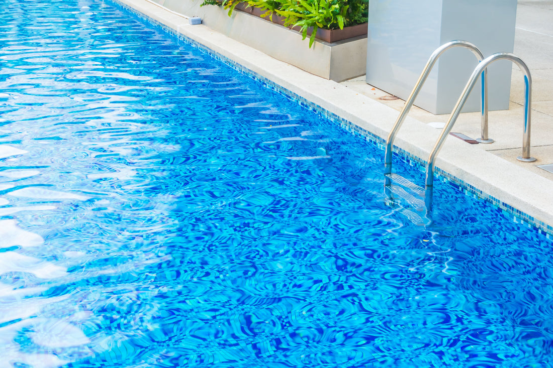 Piscina de vinil ou alvenaria: diferenças reais de custo, durabilidade e manutenção