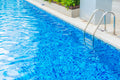 Piscina de vinil ou alvenaria: diferenças reais de custo, durabilidade e manutenção