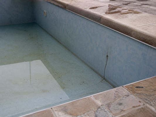 Minha piscina está perdendo água: o que pode ser e como resolver