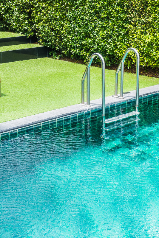 Piscina de vinil ou alvenaria: diferenças reais de custo, durabilidade e manutenção